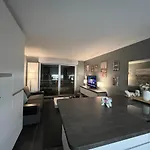 Appartement Avec Piscine Et Parking Clos Proche Du Chu Pellegrin Du Krakatoa Sur La Ligne De Tram A Aeroport Centre Ville Et De La Ligne Rer 42 Sncf Merignac Arlac Gare Saint Jean En 8Mn