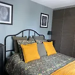 Appartement Avec Piscine Et Parking Clos Proche Du Chu Pellegrin Du Krakatoa Sur La Ligne De Tram A Aeroport Centre Ville Et De La Ligne Rer 42 Sncf Merignac Arlac Gare Saint Jean En 8Mn